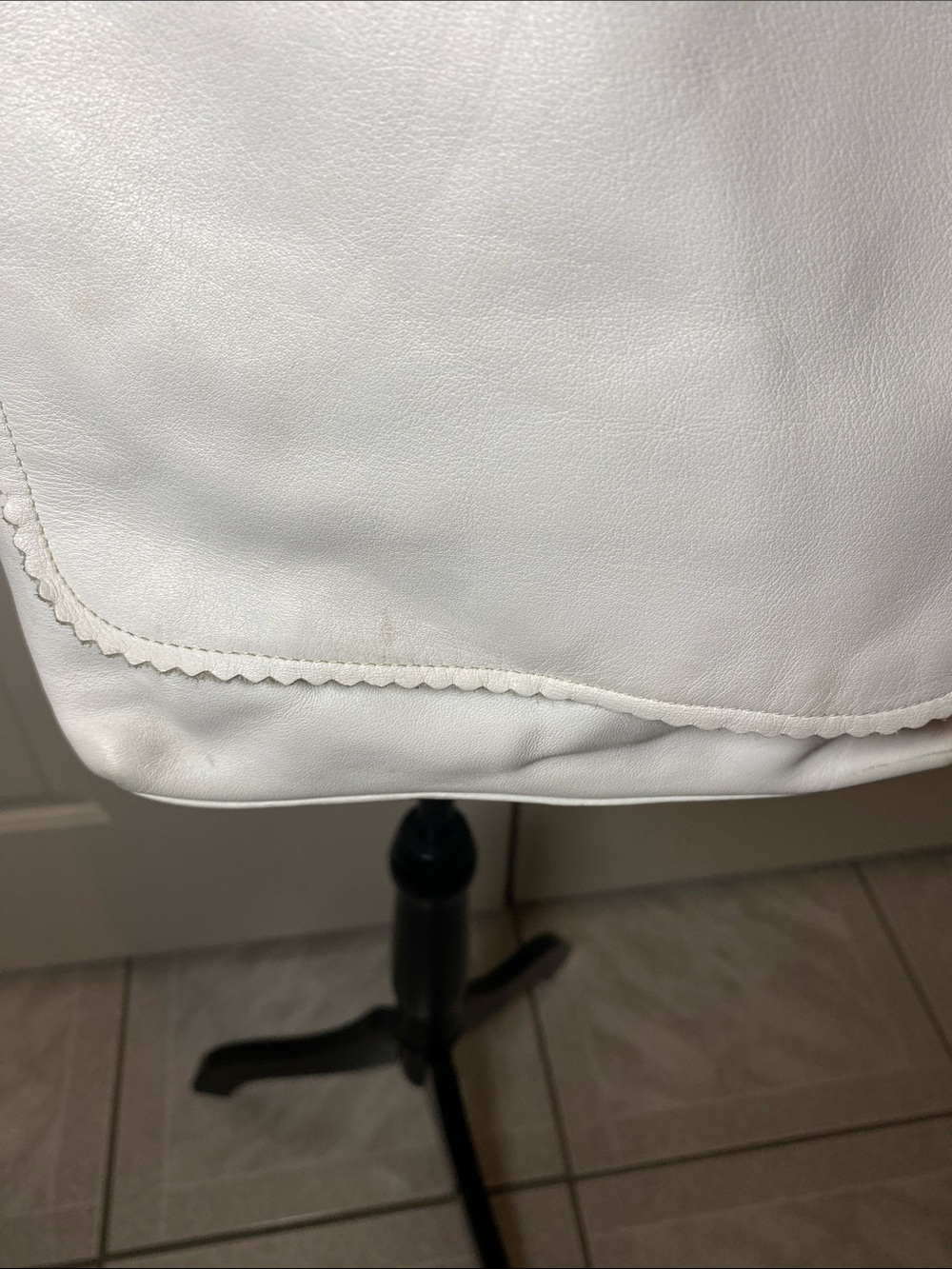 LC White Leather Crossbody Bag - Classic Everyday Shoulder Bag - Picture 3 of 10